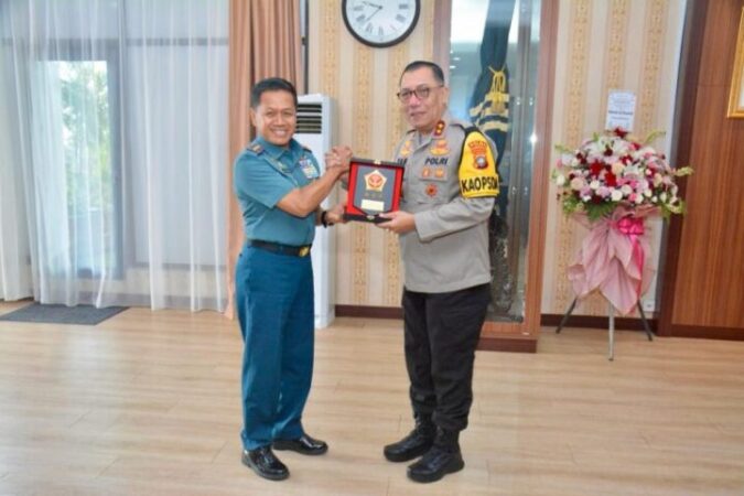 Pangkogabwilhan I Berikan Kejutan Ultah Irjen Pol Yan Fitri - Terasbatam